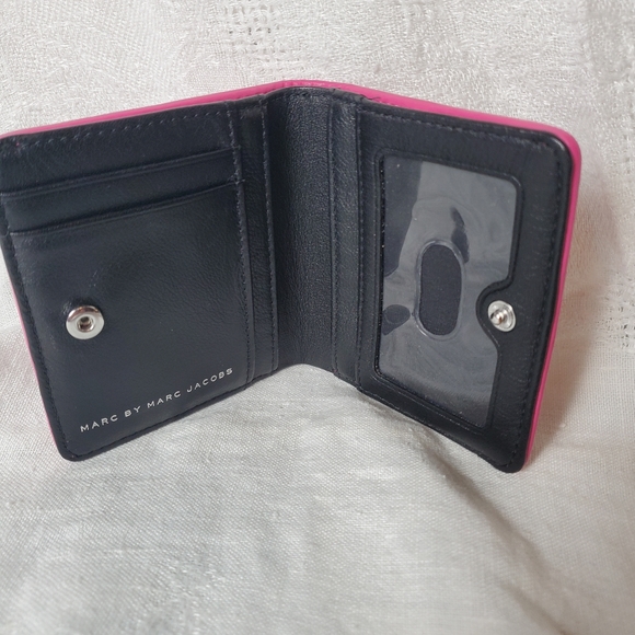 Marc Jacobs Sophisticato Disc Bow Emi Wallet in Pink and Black - Picture 6 of 11